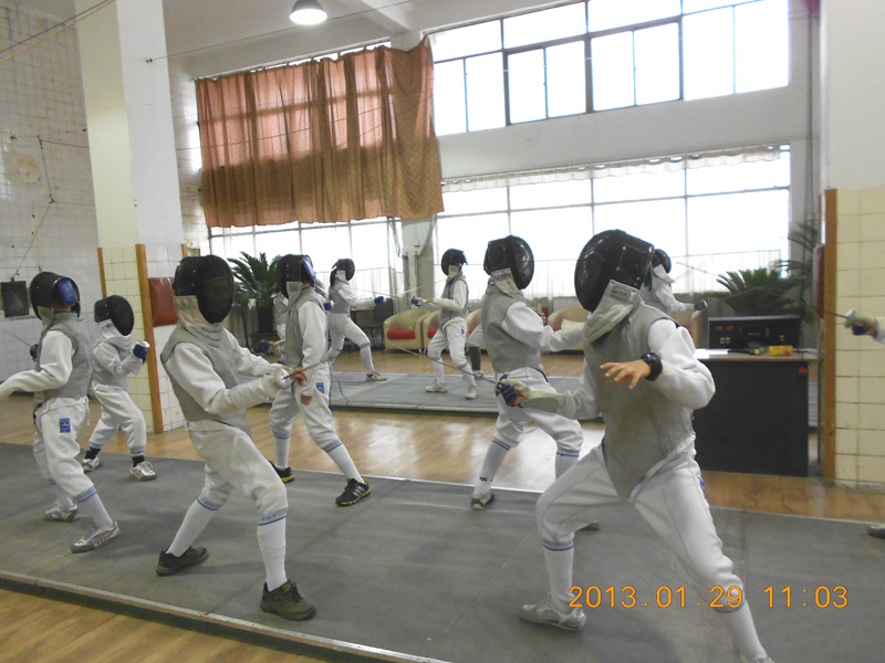 训练中的花剑队员  青岛火车头击剑运动学校