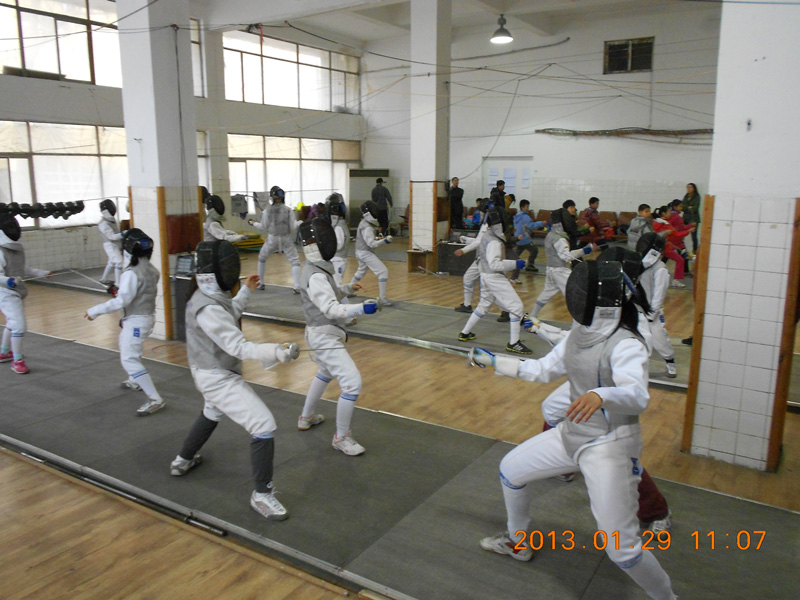 训练中的花剑队员  青岛火车头击剑运动学校